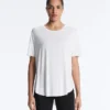 Kurzärmeliges T-Shirt aus Modal-Mischung mit abgerundetem Saum am Rücken
