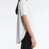 Kurzärmeliges T-Shirt aus Modal-Mischung mit abgerundetem Saum am Rücken