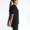 Kurzärmeliges T-Shirt aus Modal-Mischung mit abgerundetem Saum am Rücken