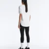 Kurzärmeliges T-Shirt aus Modal-Mischung mit abgerundetem Saum am Rücken