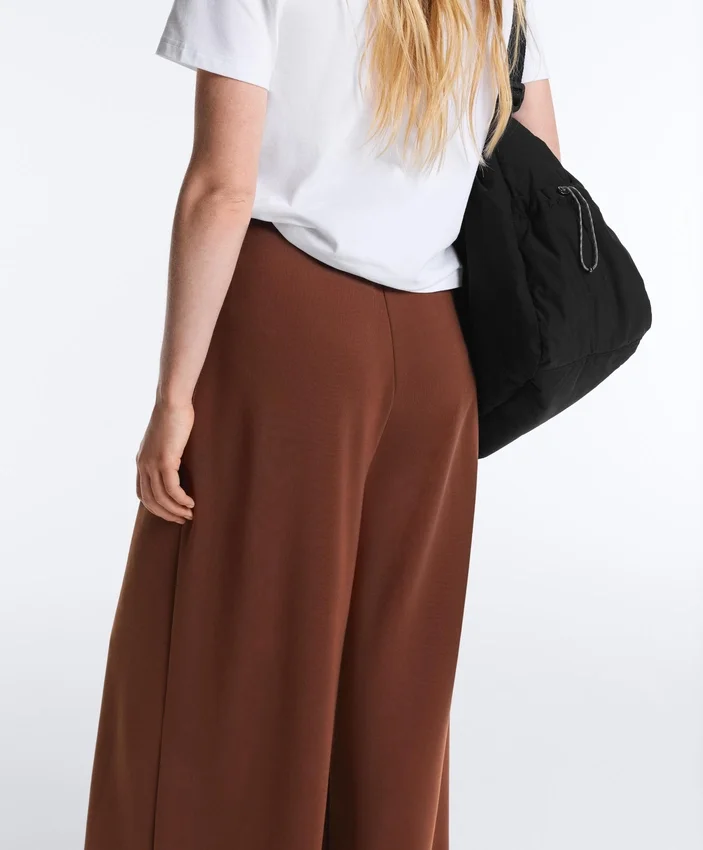 Lange Hose aus Soft Touch Modal mit Falten Lange Hose aus Soft Touch Modal mit Falten