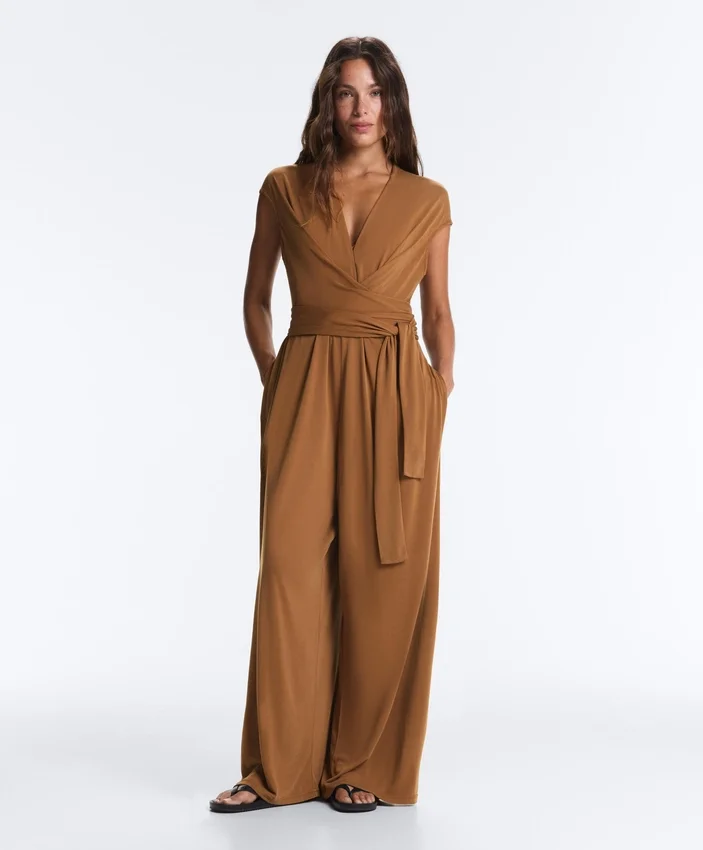 Langer Jumpsuit aus Modal-Mischgewebe mit gekreuztem Ausschnitt Langer Jumpsuit aus Modal-Mischgewebe mit gekreuztem Ausschnitt