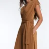 Langer Jumpsuit aus Modal-Mischgewebe mit gekreuztem Ausschnitt Langer Jumpsuit aus Modal-Mischgewebe mit gekreuztem Ausschnitt