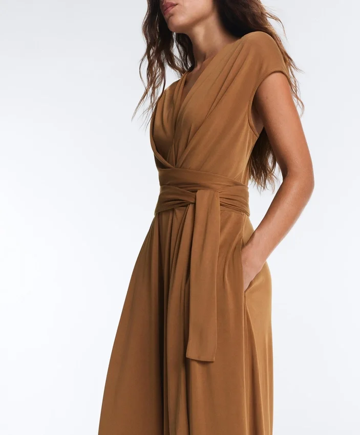 Langer Jumpsuit aus Modal-Mischgewebe mit gekreuztem Ausschnitt Langer Jumpsuit aus Modal-Mischgewebe mit gekreuztem Ausschnitt