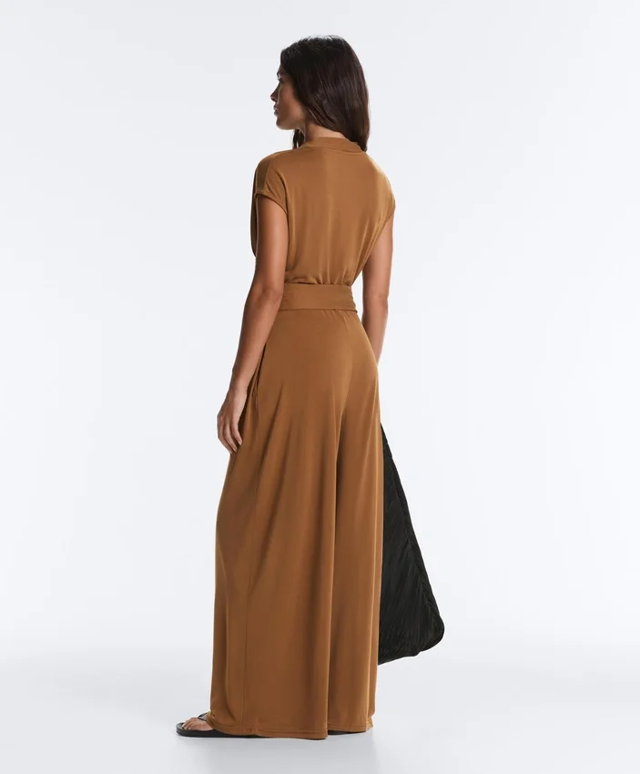 Langer Jumpsuit aus Modal-Mischgewebe mit gekreuztem Ausschnitt Langer Jumpsuit aus Modal-Mischgewebe mit gekreuztem Ausschnitt