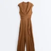 Langer Jumpsuit aus Modal-Mischgewebe mit gekreuztem Ausschnitt Langer Jumpsuit aus Modal-Mischgewebe mit gekreuztem Ausschnitt