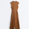 Langer Jumpsuit aus Modal-Mischgewebe mit gekreuztem Ausschnitt Langer Jumpsuit aus Modal-Mischgewebe mit gekreuztem Ausschnitt