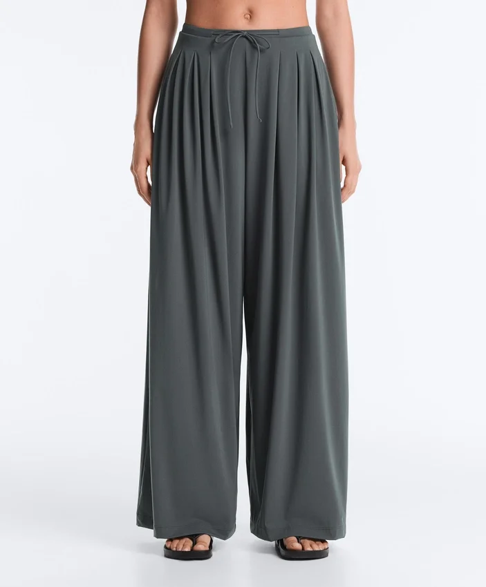 Light Touch-Hose mit weitem Bein und Abnähern Light Touch-Hose mit weitem Bein und Abnähern