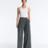 Light Touch-Hose mit weitem Bein und Abnähern Light Touch-Hose mit weitem Bein und Abnähern