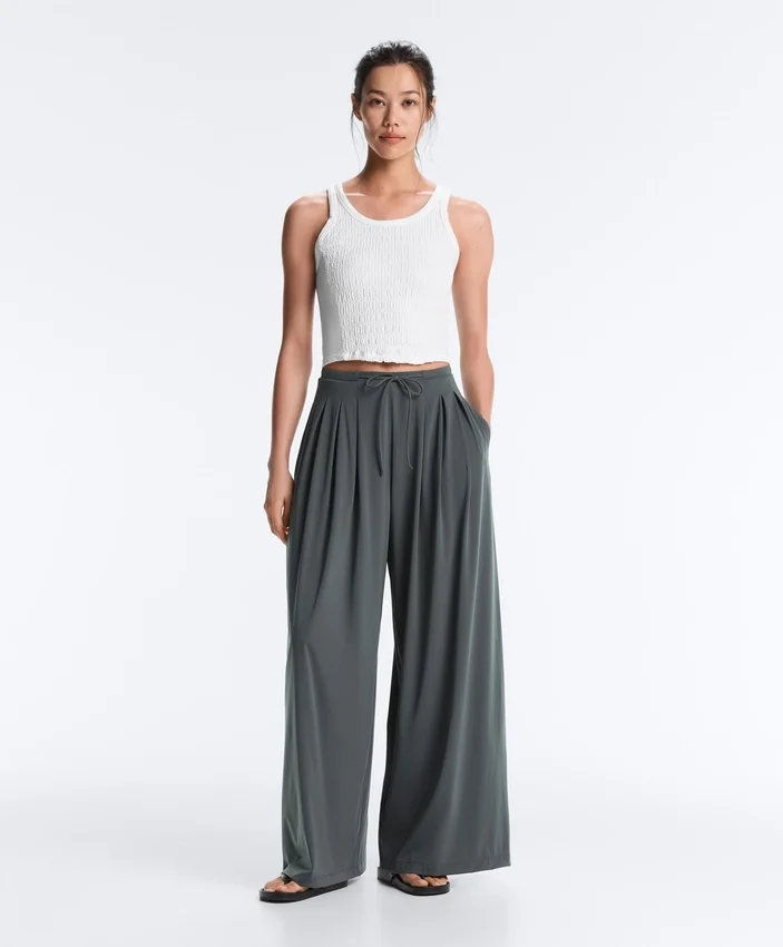 Light Touch-Hose mit weitem Bein und Abnähern Light Touch-Hose mit weitem Bein und Abnähern