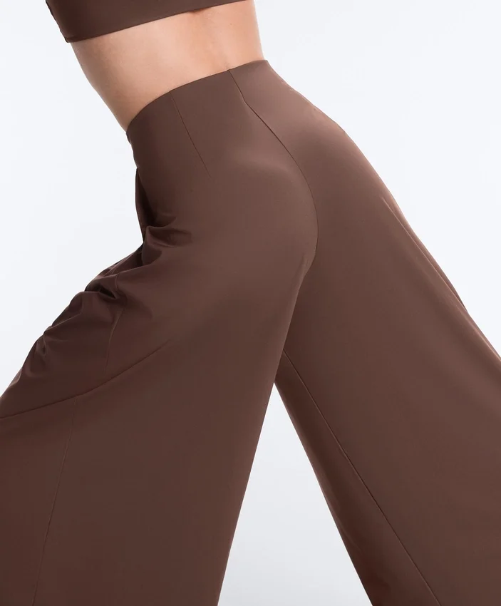 Light Touch-Hose mit weitem Bein und Abnähern Light Touch-Hose mit weitem Bein und Abnähern