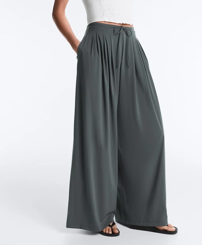 Light Touch-Hose mit weitem Bein und Abnähern Light Touch-Hose mit weitem Bein und Abnähern