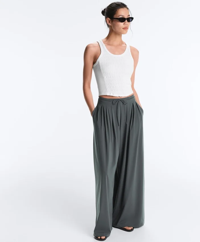 Light Touch-Hose mit weitem Bein und Abnähern Light Touch-Hose mit weitem Bein und Abnähern