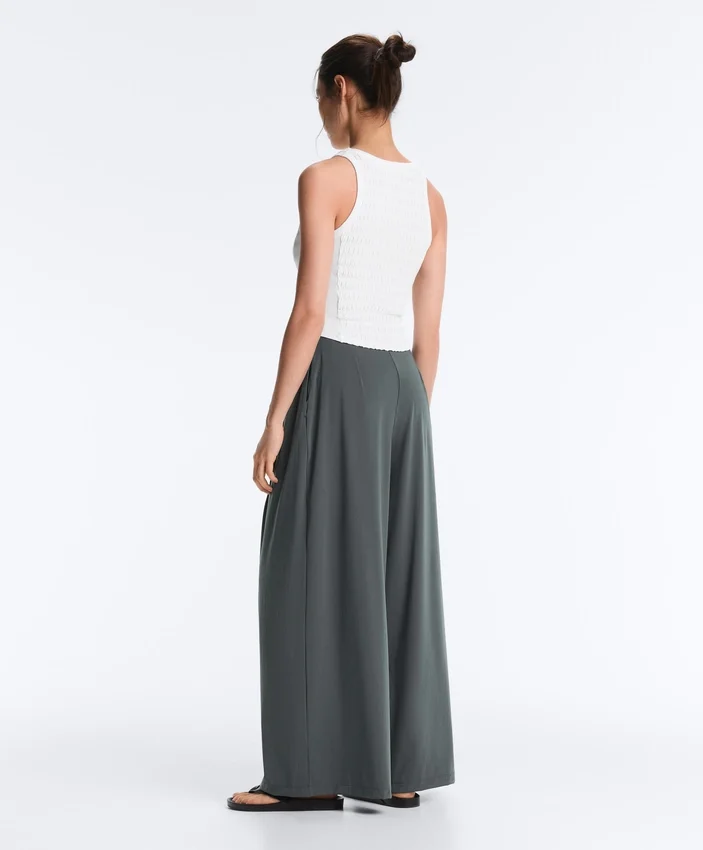 Light Touch-Hose mit weitem Bein und Abnähern Light Touch-Hose mit weitem Bein und Abnähern