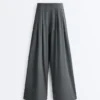 Light Touch-Hose mit weitem Bein und Abnähern Light Touch-Hose mit weitem Bein und Abnähern