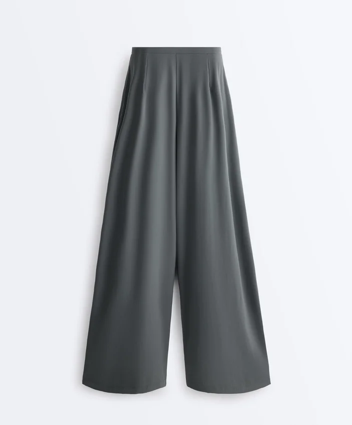 Light Touch-Hose mit weitem Bein und Abnähern Light Touch-Hose mit weitem Bein und Abnähern