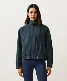 Nadelstreifen-Jacke aus 100 % Leinen mit hohem Kragen Nadelstreifen-Jacke aus 100 % Leinen mit hohem Kragen