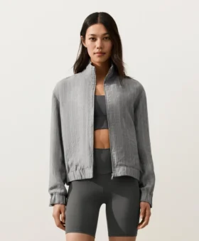 Nadelstreifen-Jacke aus 100 % Leinen mit hohem Kragen Nadelstreifen-Jacke aus 100 % Leinen mit hohem Kragen
