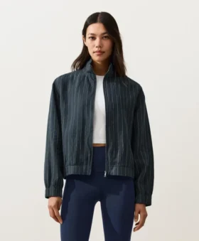 Nadelstreifen-Jacke aus 100 % Leinen mit hohem Kragen Nadelstreifen-Jacke aus 100 % Leinen mit hohem Kragen