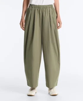 Plissierte, konisch zulaufende Hose aus 100 % Baumwolle