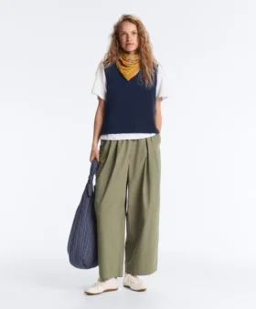 Plissierte, konisch zulaufende Hose aus 100 % Baumwolle