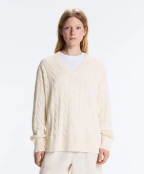 Pullover aus 100 % Baumwolle mit Zopfmuster und V-Ausschnitt Pullover aus 100 % Baumwolle mit Zopfmuster und V-Ausschnitt