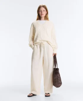 Pullover aus 100 % Baumwolle mit Zopfmuster und V-Ausschnitt Pullover aus 100 % Baumwolle mit Zopfmuster und V-Ausschnitt