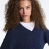 Pullover aus 100 % Baumwolle mit Zopfmuster und V-Ausschnitt