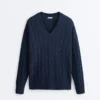 Pullover aus 100 % Baumwolle mit Zopfmuster und V-Ausschnitt