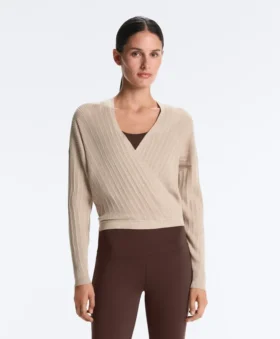 Pullover aus gekreuztem Rippenstrick Pullover aus gekreuztem Rippenstrick