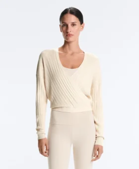 Pullover aus gekreuztem Rippenstrick Pullover aus gekreuztem Rippenstrick