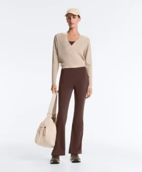 Pullover aus gekreuztem Rippenstrick Pullover aus gekreuztem Rippenstrick