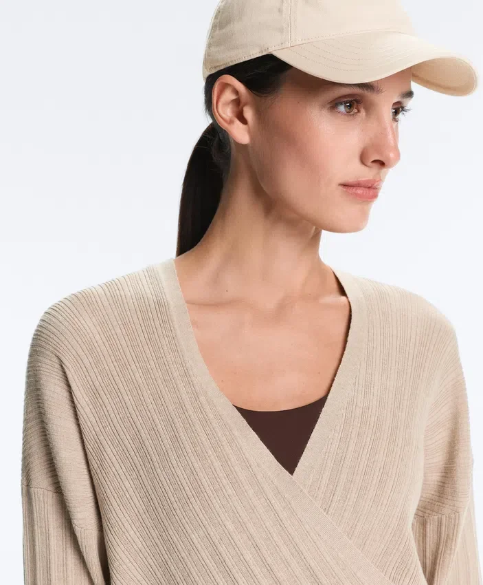 Pullover aus gekreuztem Rippenstrick Pullover aus gekreuztem Rippenstrick