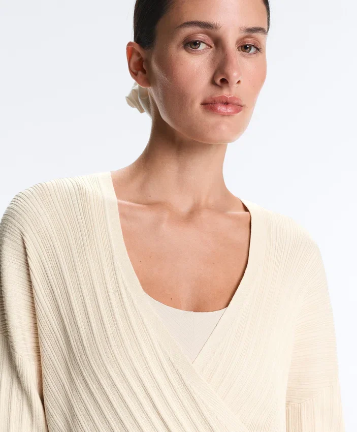Pullover aus gekreuztem Rippenstrick Pullover aus gekreuztem Rippenstrick