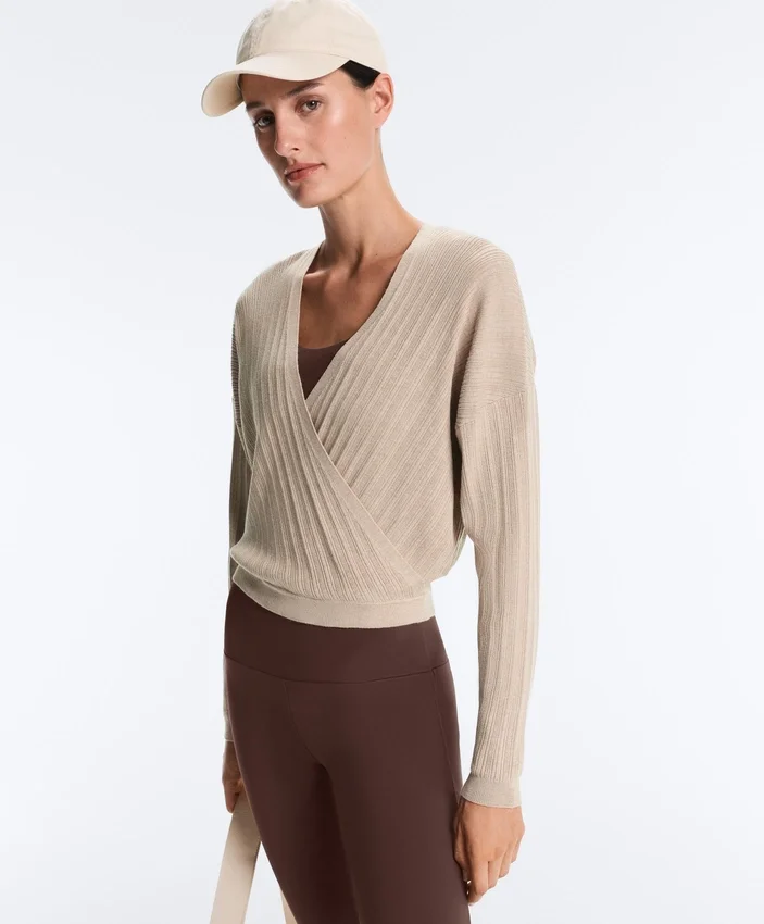 Pullover aus gekreuztem Rippenstrick Pullover aus gekreuztem Rippenstrick