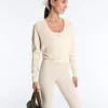 Pullover aus gekreuztem Rippenstrick Pullover aus gekreuztem Rippenstrick