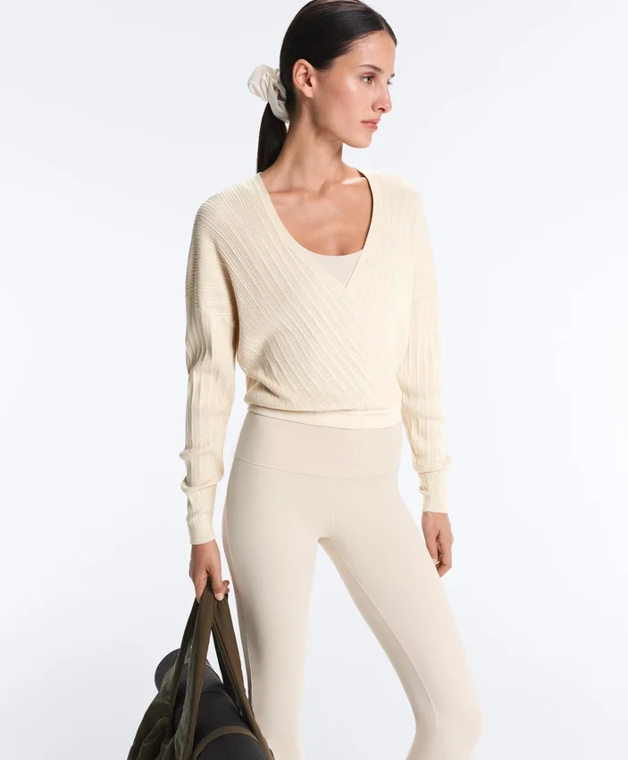 Pullover aus gekreuztem Rippenstrick Pullover aus gekreuztem Rippenstrick