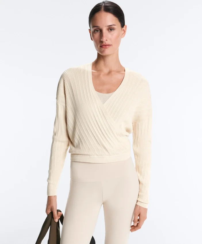 Pullover aus gekreuztem Rippenstrick Pullover aus gekreuztem Rippenstrick