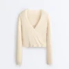 Pullover aus gekreuztem Rippenstrick Pullover aus gekreuztem Rippenstrick