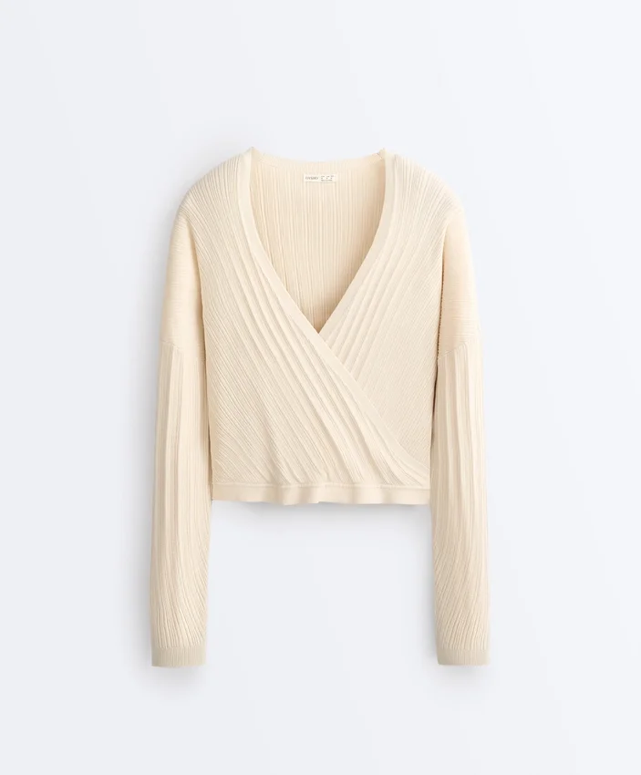 Pullover aus gekreuztem Rippenstrick Pullover aus gekreuztem Rippenstrick