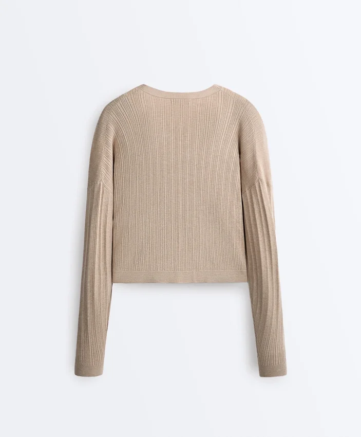 Pullover aus gekreuztem Rippenstrick Pullover aus gekreuztem Rippenstrick