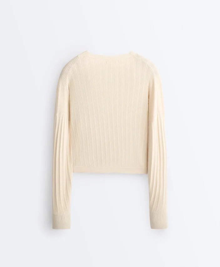 Pullover aus gekreuztem Rippenstrick Pullover aus gekreuztem Rippenstrick