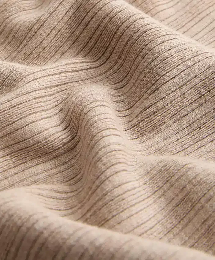 Pullover aus gekreuztem Rippenstrick Pullover aus gekreuztem Rippenstrick