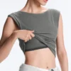 Ripp-Top aus Modal-Mischgewebe mit kurzen Ärmeln und gewelltem Saum Ripp-Top aus Modal-Mischgewebe mit kurzen Ärmeln und gewelltem Saum