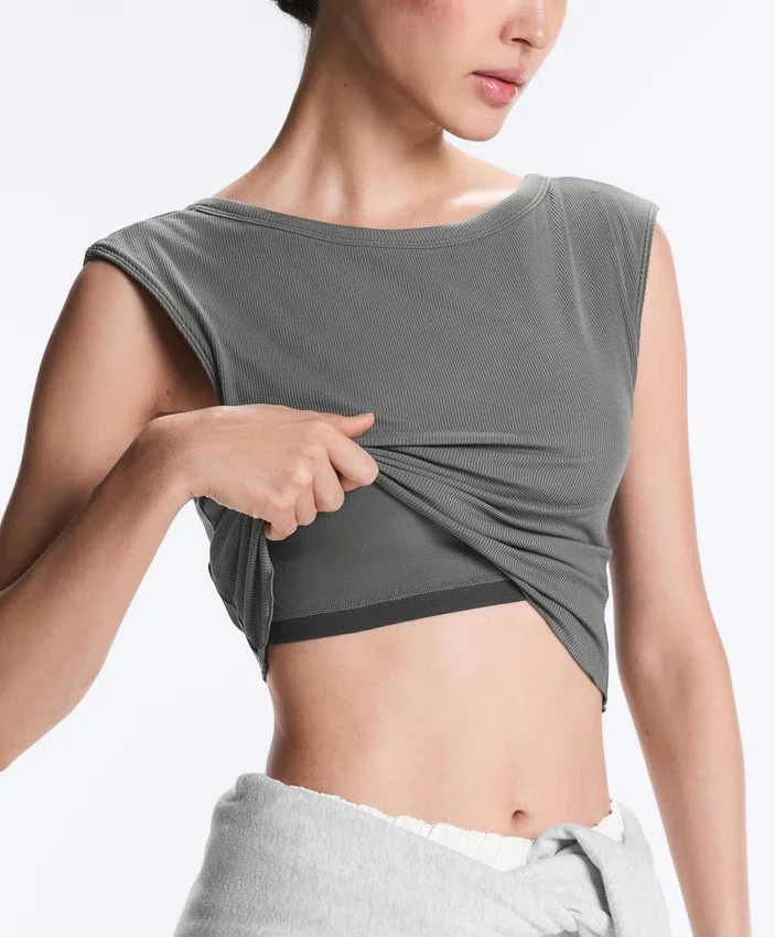 Ripp-Top aus Modal-Mischgewebe mit kurzen Ärmeln und gewelltem Saum Ripp-Top aus Modal-Mischgewebe mit kurzen Ärmeln und gewelltem Saum