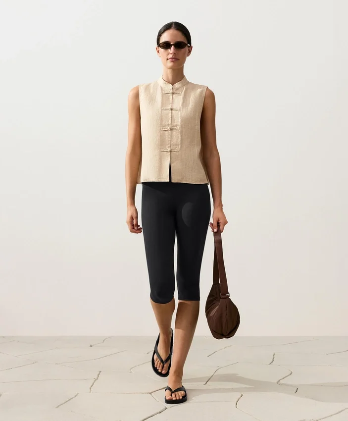 Ärmelloses Leinen-Hemd mit Stehkragen und Knöpfen Ärmelloses Leinen-Hemd mit Stehkragen und Knöpfen