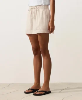 Shorts aus 100 % Leinen mit mittlerer Leibhöhe Shorts aus 100 % Leinen mit mittlerer Leibhöhe