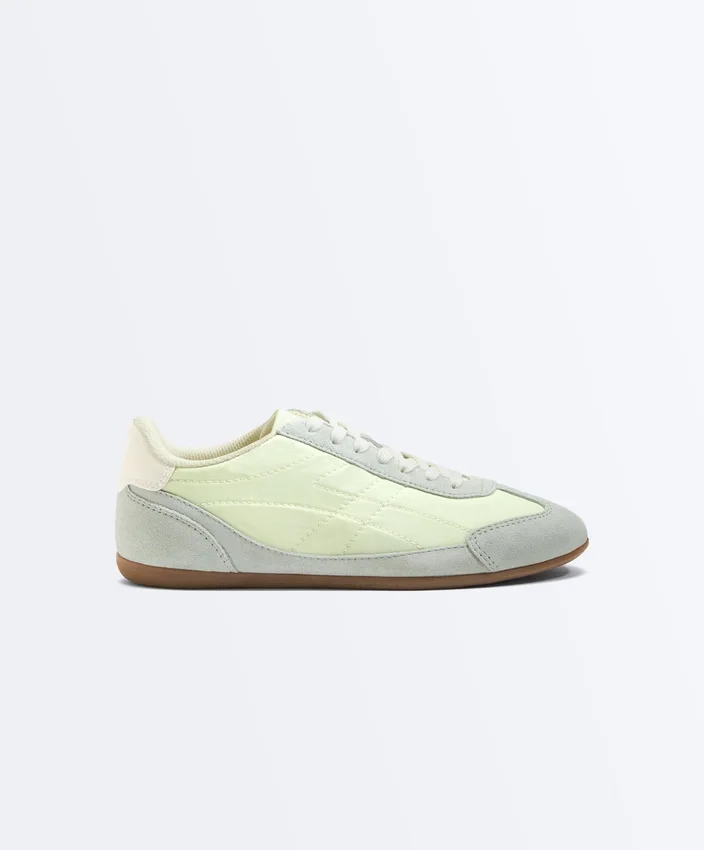 Sneaker aus einer Kombination aus Spaltleder und Stoff Sneaker aus einer Kombination aus Spaltleder und Stoff