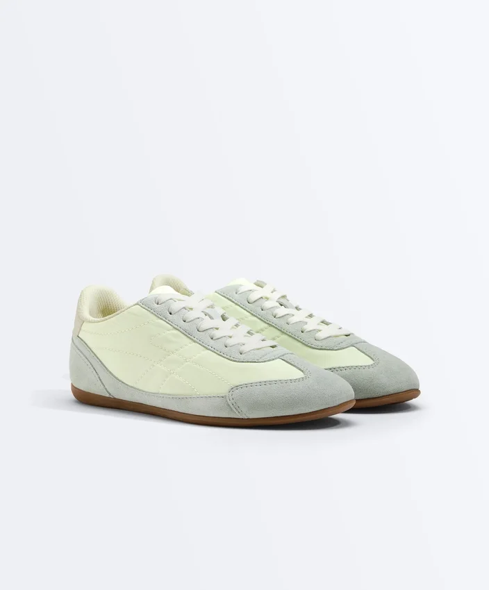 Sneaker aus einer Kombination aus Spaltleder und Stoff Sneaker aus einer Kombination aus Spaltleder und Stoff