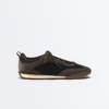 Sneaker aus Materialmix Sneaker aus Materialmix